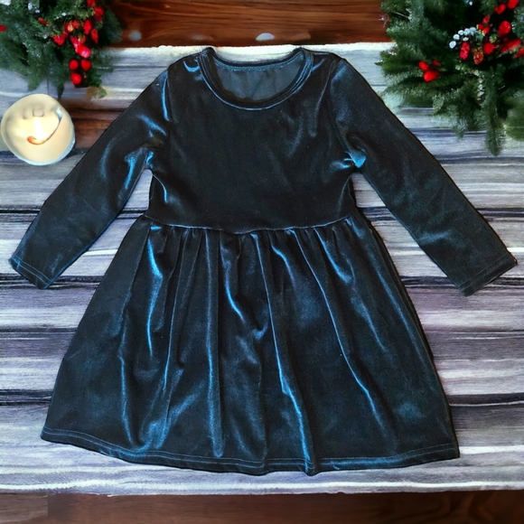 4T Girls Classic Long Sleeve Holiday Green Stretch Velvet Christmas Dress - Picture 4 of 4